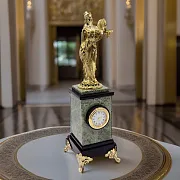 Часы с Фемидой из жадеита и долерита, 280 мм — необычный подарок — фотография 1