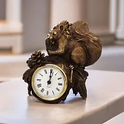 На память: Бронзовые часы с белочкой и патиной — фотография 1