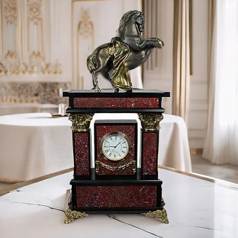 Каминные часы «Конь» из яшмы и долерита — необычный подарок