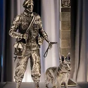 Бронзовая статуэтка «Пограничник», 140×60×35 мм — красивый подарок — фотография 1
