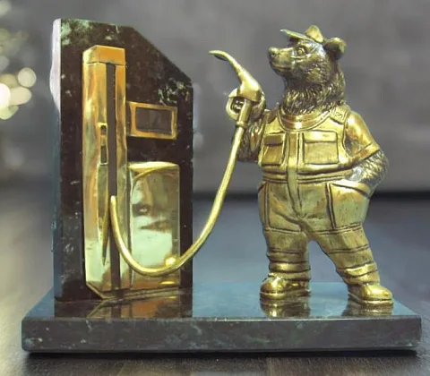 Бронзовая статуэтка «Бензозаправщик» — красивый подарок