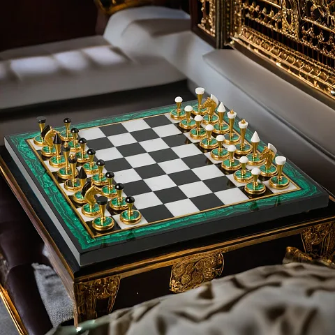 Подарочные компактные шахматы из малахита