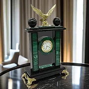 Подарочные каминные часы «Орел» из малахита и долерита с бронзовой скульптурой — фотография 1