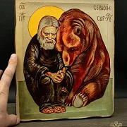 На память: Икона деревянная "Серафим Саровский с медведем" — фотография 1