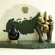 Бронзовый сувенир «Российская добыча нефти» на камне в подарок — фотография 2