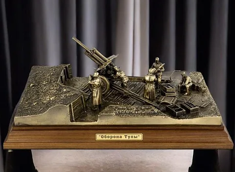 В подарок: Диорама «Оборона Тулы» из бронзы и ясеня, 1:35
