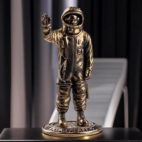 Подарочная статуэтка «Гагарин Ю.А.» из бронзы с патиной