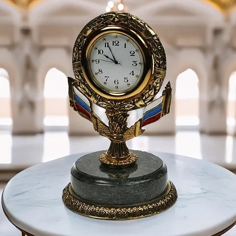На память: Настольные часы с российским флагом из бронзы и змеевика