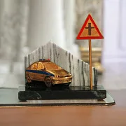 Сувенир «ДПС» из бронзы на каменном основании — красивый подарок — фотография 1