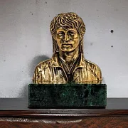 В подарок: Бюст «Цой В.Р.» из бронзы — фотография 1