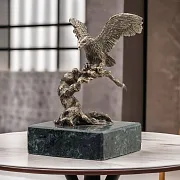 Подарочная статуэтка «Орел на коряге» на змеевике — фотография 1