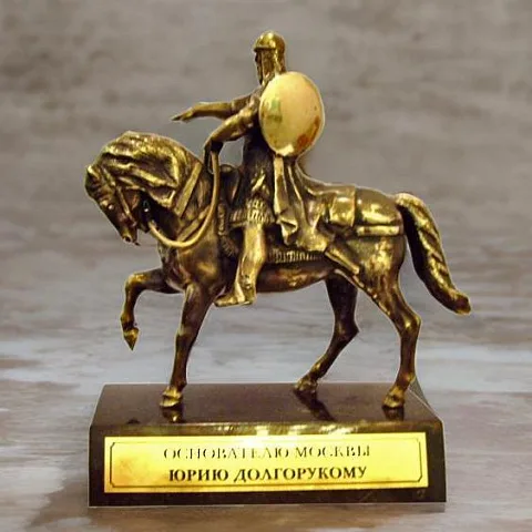 На память: Бронзовая копия памятника Юрию Долгорукому